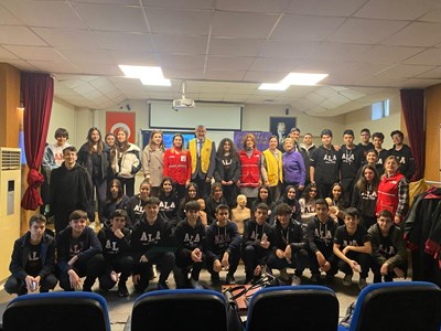 Adana Anadolu Lisesinde Öğrencilere İlk Yardım Semineri verildi.